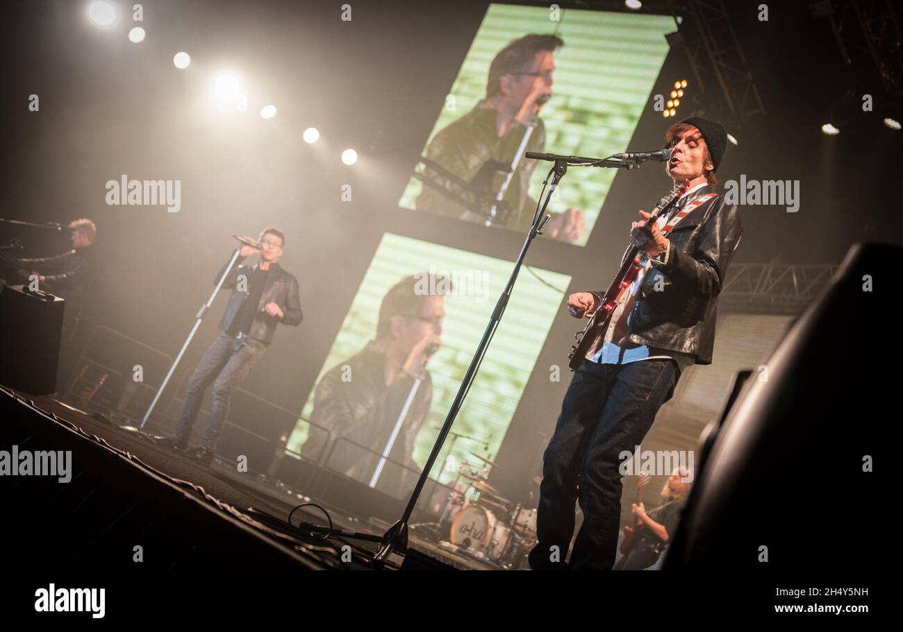 Morten Harket, PÃ¥l Waaktaar-Savoy und Magne Furuholmen von A-Ha treten am 29 2016. März in Birmingham, Großbritannien, live auf der Bühne der Barclaycard Arena auf. Stockfoto