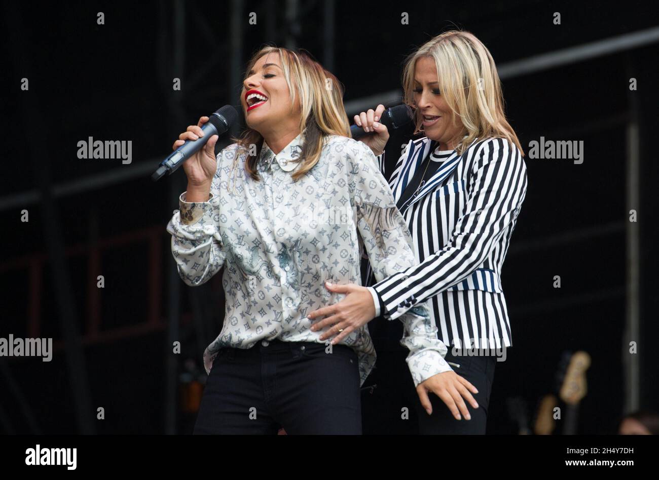Natalie Appleton und Nicole Appleton von All Saints treten am 20. August 2016 beim V Festival im Weston Park, Großbritannien, live auf Stockfoto