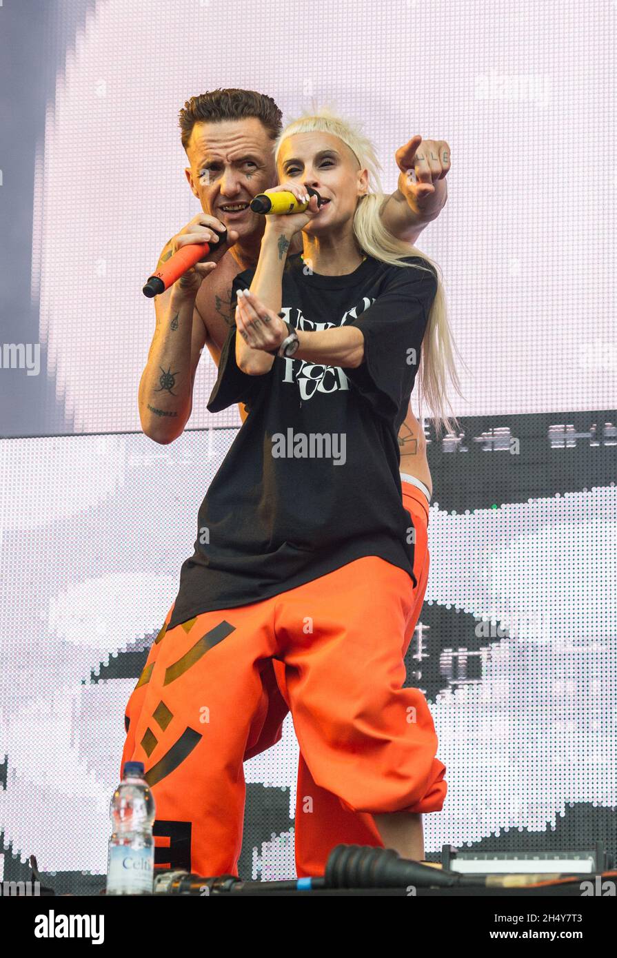 Ninja und Yolandi Visser von die Antwoord spielen live beim Leeds Festival 2016 im Bramham Park, Großbritannien. Bilddatum: Samstag, 27. August 2016. Foto: Katja Ogrin/ EMPICS Entertainment. Stockfoto