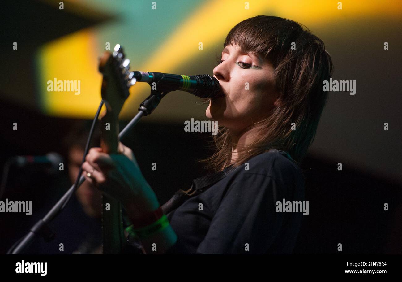 Cate Le Bon spielt live auf der Bühne während des 6Music Festival 2017 im St. Luke's in Glasgow, Großbritannien. Bilddatum: Freitag, 24. März 2017. Foto: Katja Ogrin/ EMPICS Entertainment. Stockfoto