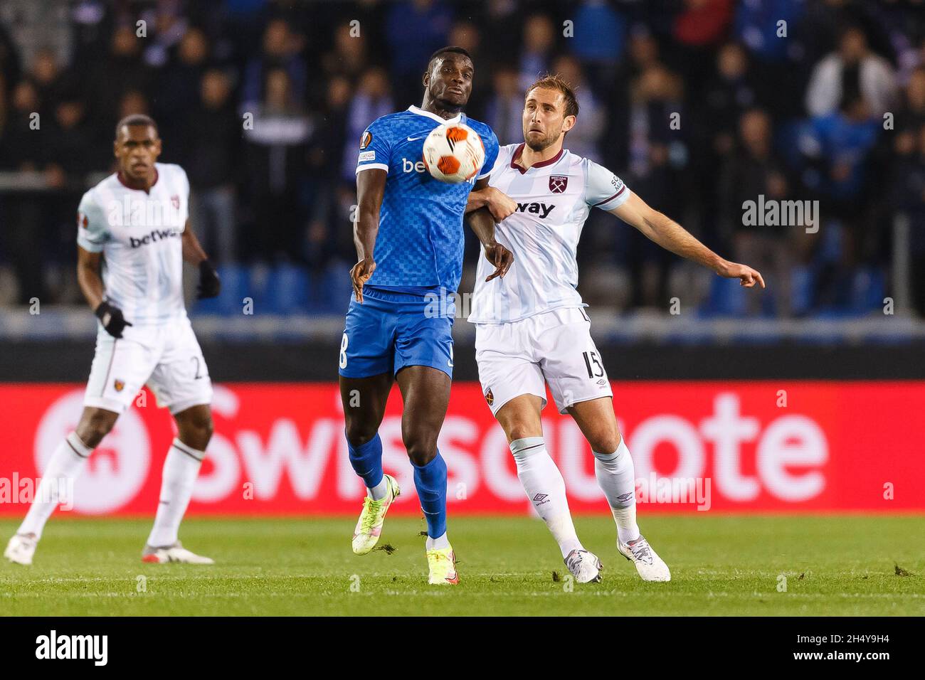 Genk, Belgien. November 2021. Paul Onuachu von KRC Genk und Craig Dawson von West Ham Vereinigten sich während des UEFA Europa League Group H-Spiels zwischen KRC Genk und West Ham United in der Cegeka Arena am 4. November 2021 in Genk, Belgien. (Foto von Daniel Chesterton/phcimages.com) Quelle: PHC Images/Alamy Live News Stockfoto