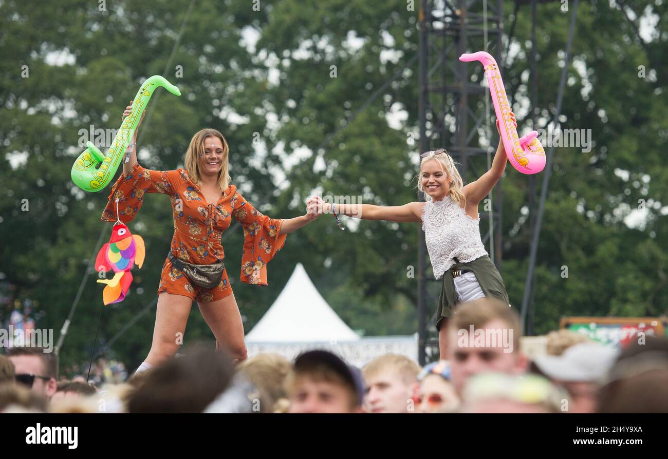 Festivalbesucher beim V Festival 2017 im Weston Park, Staffordshire, Großbritannien. Bilddatum: Sonntag, 20. Juni 2017. Foto: Katja Ogrin/ EMPICS Entertainment. Stockfoto