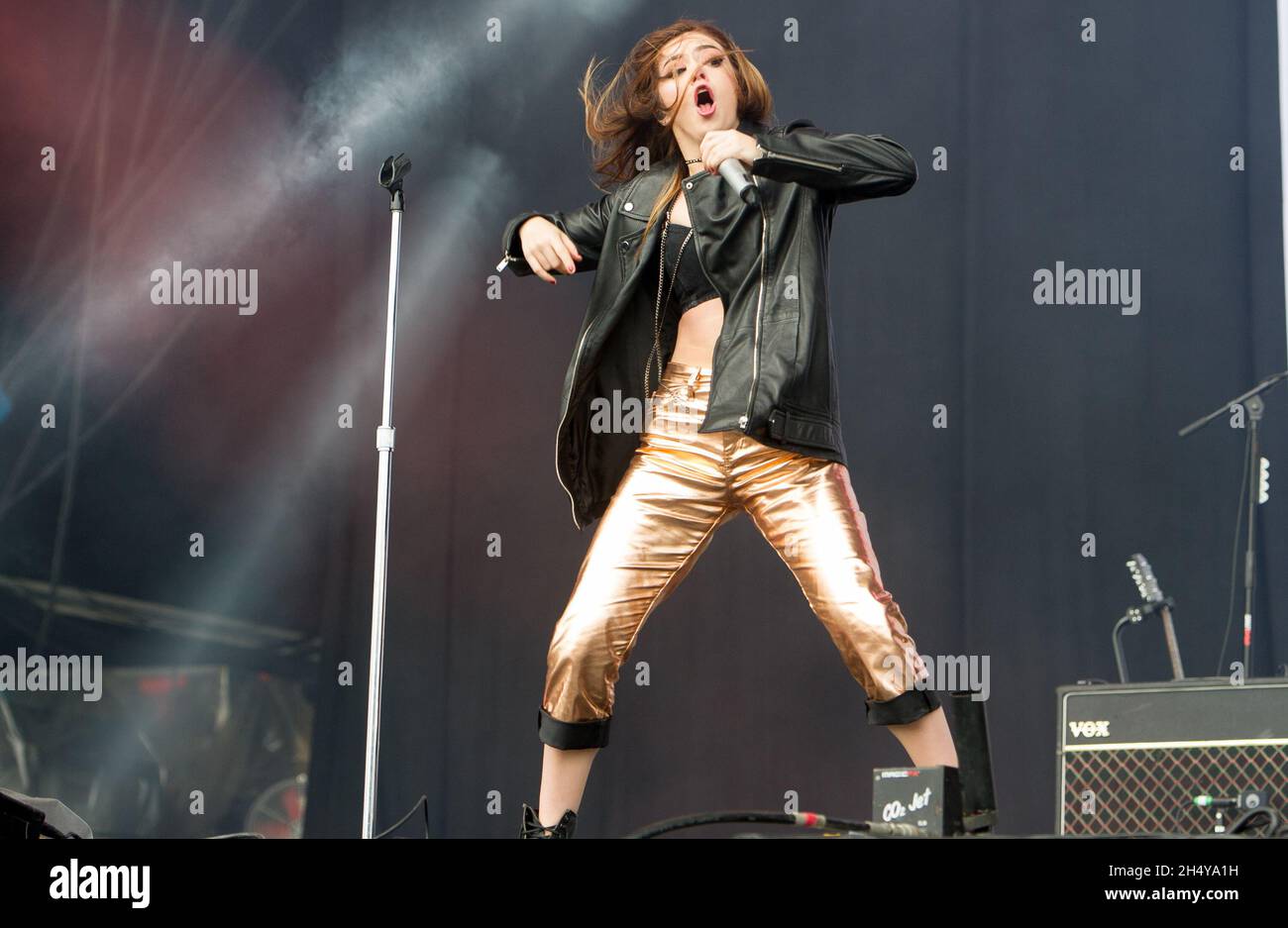 Chrissy Costanza von Against the Current spielt live auf der Bühne während des Leeds Festival 2017 im Bramham Park, Yorkshire, Großbritannien. Bilddatum: Freitag, 25. August 2017. Foto: Katja Ogrin/ EMPICS Entertainment. Stockfoto