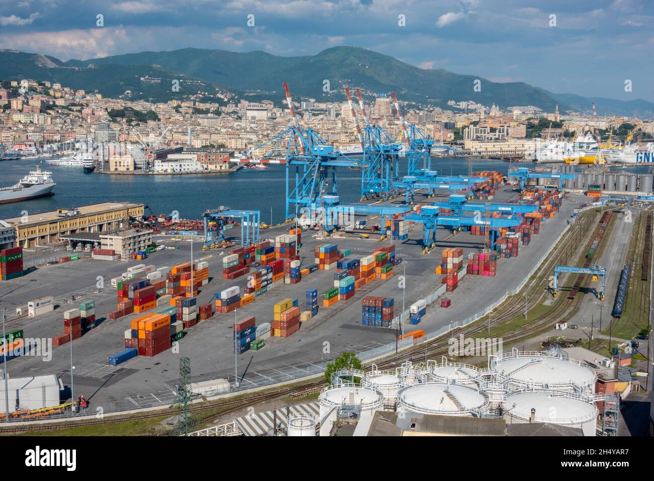 Genua, Italien - 06 06 2021: Panoramablick auf den Hafen von Genua, Italien. Stockfoto