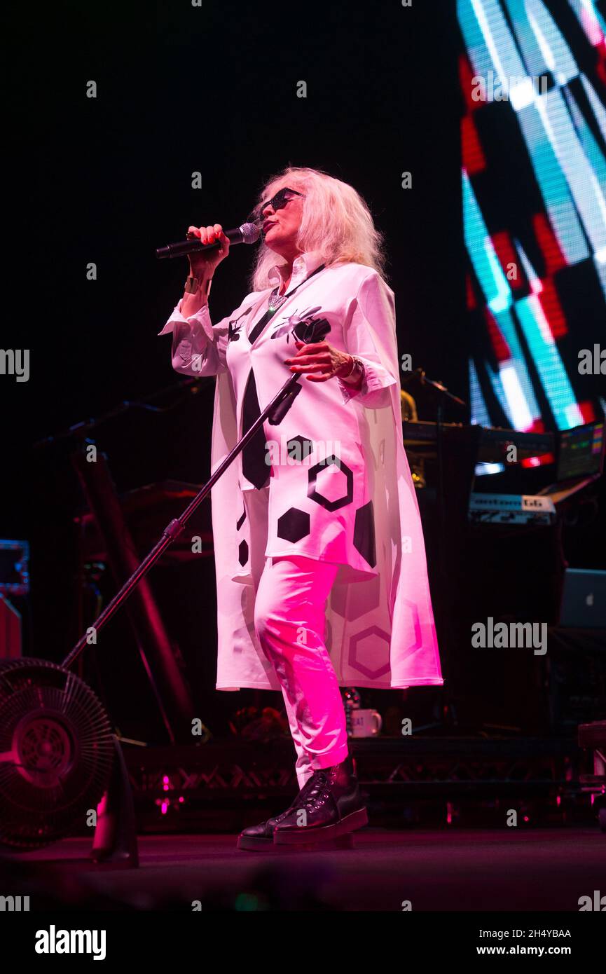 Debbie Harry von Blondie spielt live auf der Bühne der Arena Birmingham in Birmingham, Großbritannien. Bilddatum: Montag, 13. November 2017. Foto: Katja Ogrin/ EMPICS Entertainment. Stockfoto