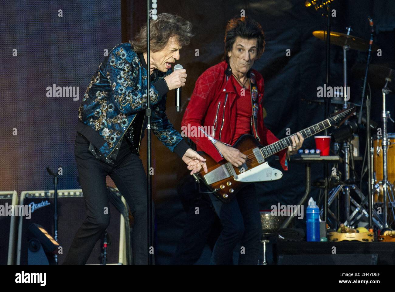 Mick Jagger und Ronnie Wood von den Rolling Stones treten am 02. Juni 2018 in Coventry, England, auf der Bühne der Ricoh Arena auf. Bilddatum: Samstag, 02. Juni 2018. Foto: Katja Ogrin/ EMPICS Entertainment. Stockfoto