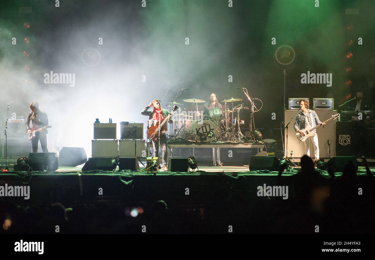 Caleb Followill, Jared Followill, Matthew Followill, Nathan Followill, Timothy Deaux, Ethan Luck und Liam O'Neill von Kings of Leon treten am 1. Tag des Leeds Festivals im Bramham Park in Leeds, Großbritannien, auf der Bühne auf. Bilddatum: Freitag, 24. August 2018. Foto: Katja Ogrin/ EMPICS Entertainment. Stockfoto