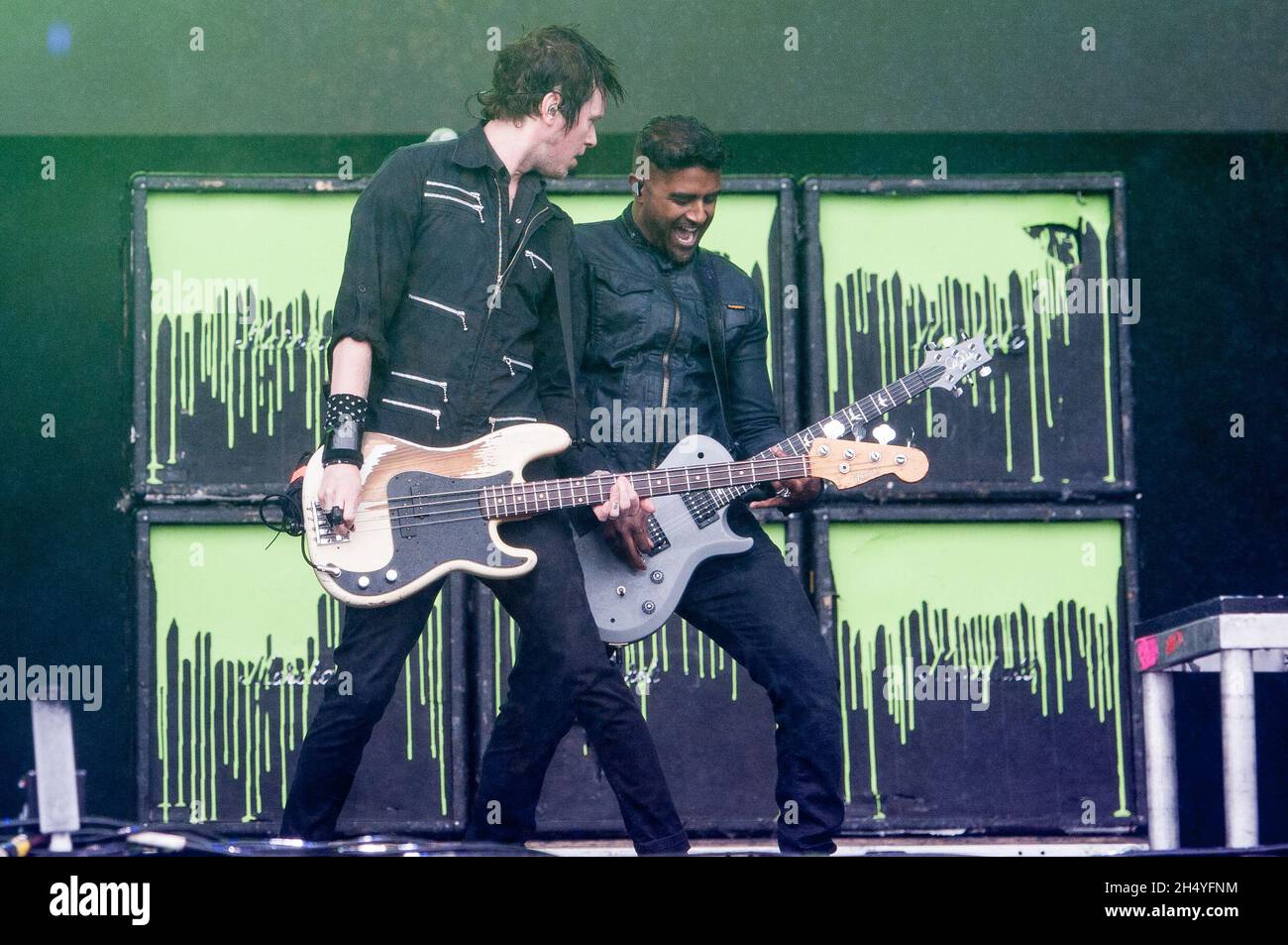 Jason McCaslin und Dave Baksh von SUM 41 treten am 3. Tag des Leeds Festivals am 26. August 2018 im Bramham Park Leeds, England, auf der Bühne auf. Bilddatum: Sonntag, 26. August 2018. Foto: Katja Ogrin/ EMPICS Entertainment. Stockfoto