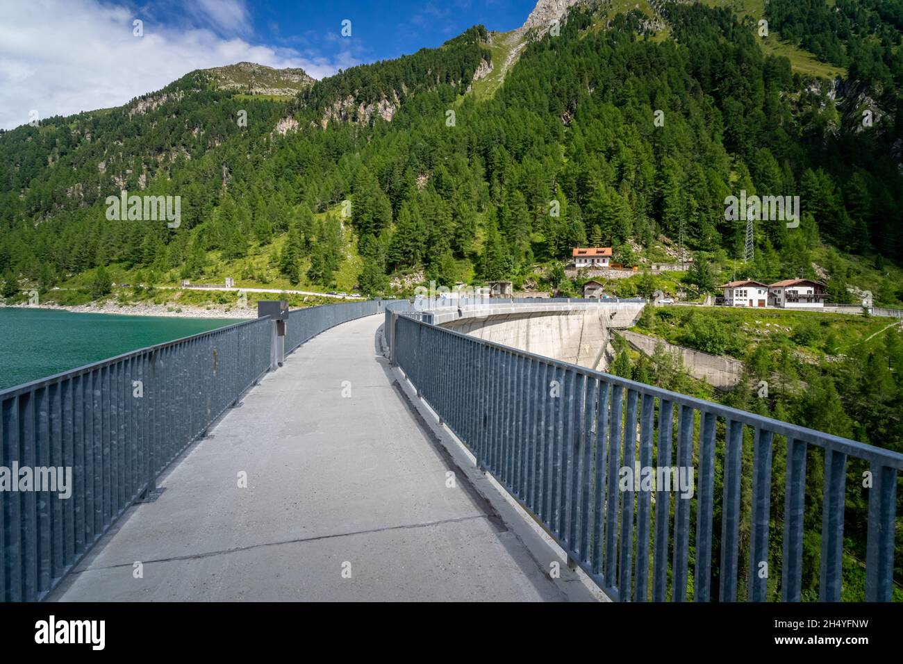 Wandertour rund um den Neves Stausee in Südtirol Dolomiten Italien Stockfoto