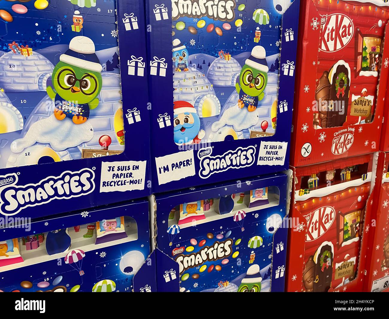 Viersen, Deutschland - November 9. 2021: Blick auf Smarties und kitkat Schokoladenkalender im deutschen Supermarkt (Fokus links oben) Stockfoto