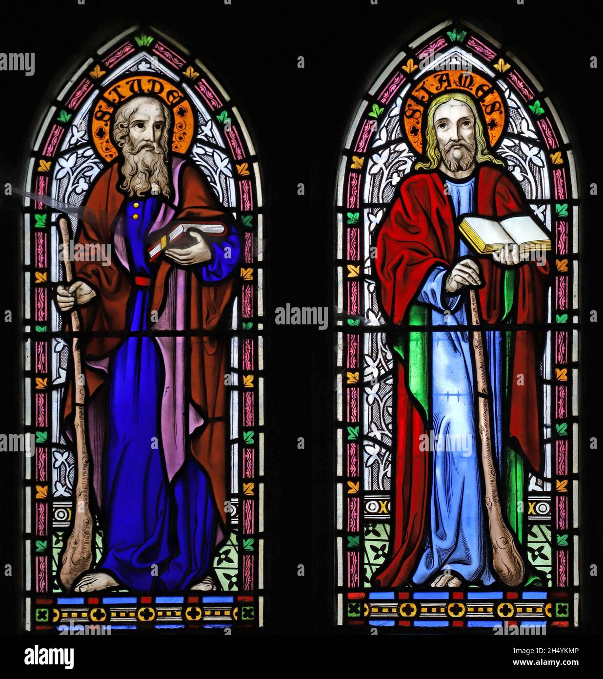 Ein Buntglasfenster von Michael O'Connor, das Disiples St Jude & St James, St Michael & All Angels Church, Fringford, Oxfordshire, zeigt Stockfoto