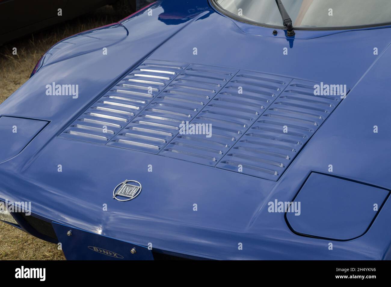 Nahaufnahme der Motorhaube eines blauen Lancia Stratos HF Stradale klassischen italienischen Sport-Rallye-Autos. Stockfoto