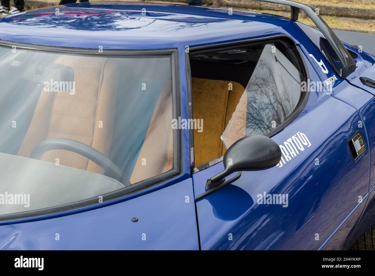 Nahaufnahme der Tür und des Seitenfensters eines blauen Lancia Stratos HF Stradale, eines klassischen italienischen Sport-Rallyewagens. Stockfoto