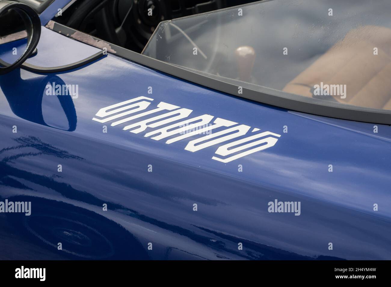 Nahaufnahme des Logonamens an der Tür eines blauen Lancia Stratos HF Stradale klassischen italienischen Sport-Rallye-Autos. Stockfoto