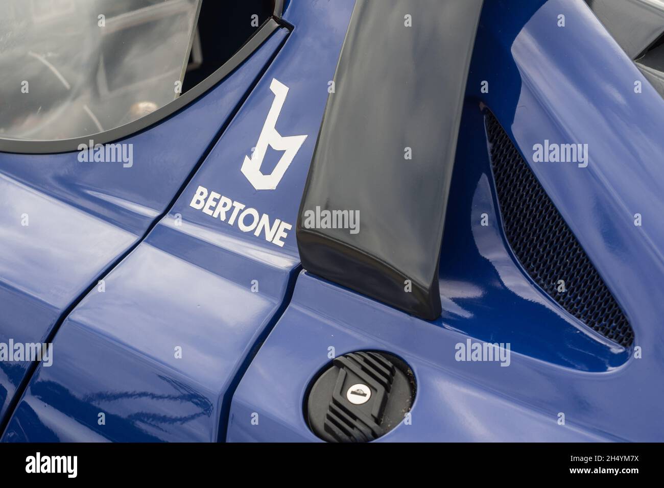 Nahaufnahme des Aufklebezeichens des Bertone-Logos auf der Seite eines blauen Lancia Stratos HF Stradale klassischen italienischen Sport-Rallye-Autos. Stockfoto