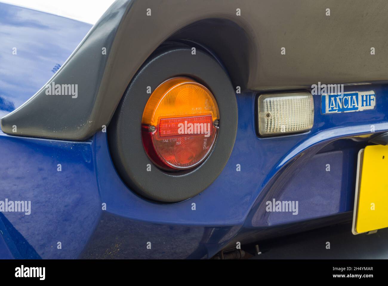 Nahaufnahme der Heckleuchte auf einem blauen Lancia Stratos HF Stradale, einem klassischen italienischen Sport-Rallyewagen. Stockfoto