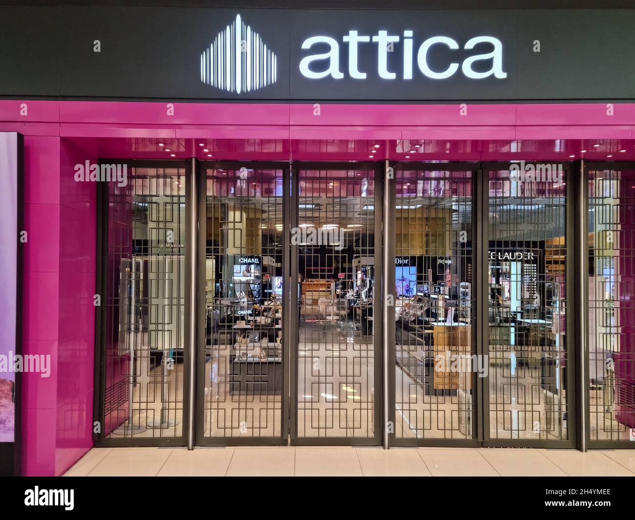 Außenansicht des Kaufhauses Attica mit Logo. Griechische Mode- und Designermarken kaufen Fassade in Mediterranean Cosmos Mall in Thessaloniki ein. Stockfoto