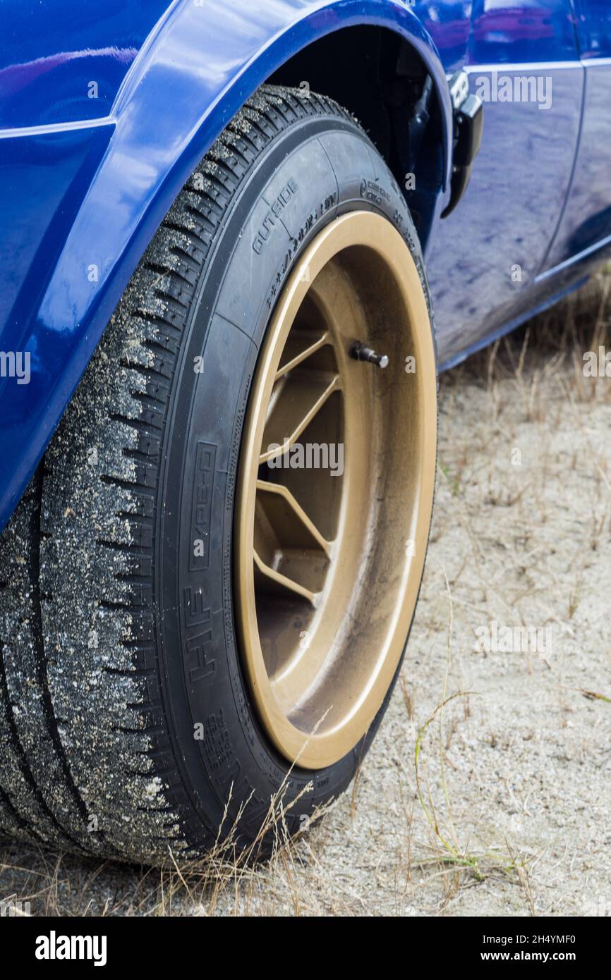 Nahaufnahme des goldlegierten Magnesiumrads eines blauen Lancia Stratos HF Stradale, eines klassischen italienischen Sport-Rallyewagens. Stockfoto