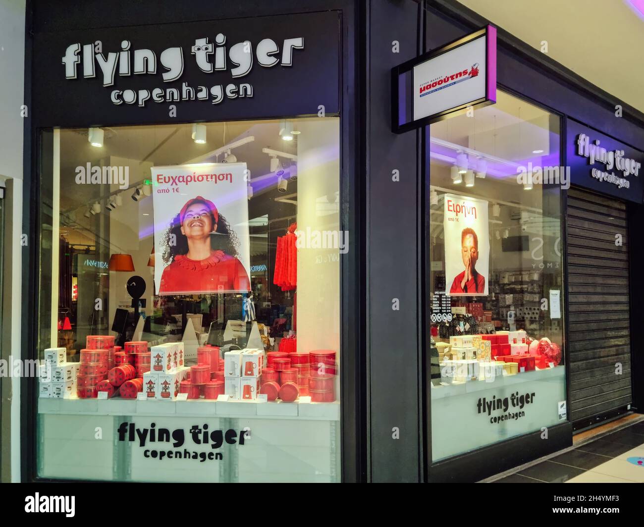 Flying Tiger Copenhagen Einzelhandelsgeschäft außen mit Logo. Dänische Sortenkette Handel weltweit Shop Fassade in Mediterranean Cosmos Mall in Thessaloniki, Griechenland. Stockfoto