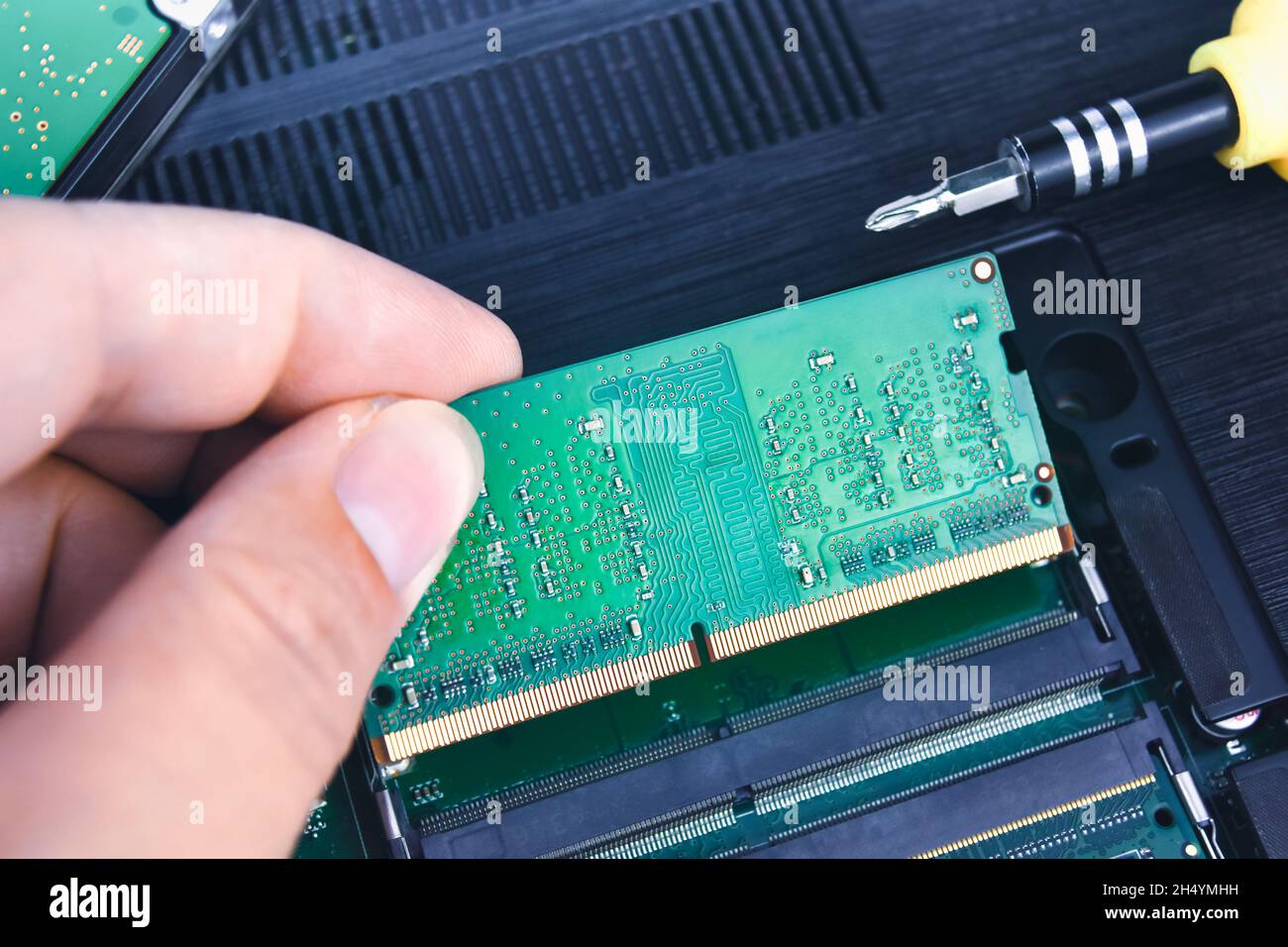Ein Techniker installiert einen RAM in einem Laptop (Random Access Memory) Stockfoto