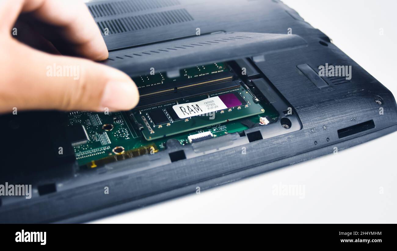 Ein Techniker überprüft den RAM eines Laptop-Computers, indem er den Deckel öffnet (Random Access Memory). Stockfoto
