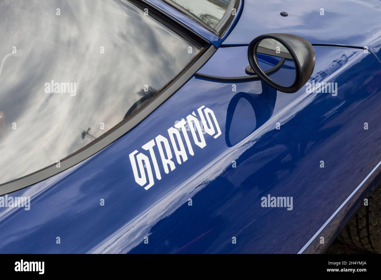 Nahaufnahme des Logonamens an der Tür eines blauen Lancia Stratos HF Stradale klassischen italienischen Sport-Rallye-Autos. Stockfoto
