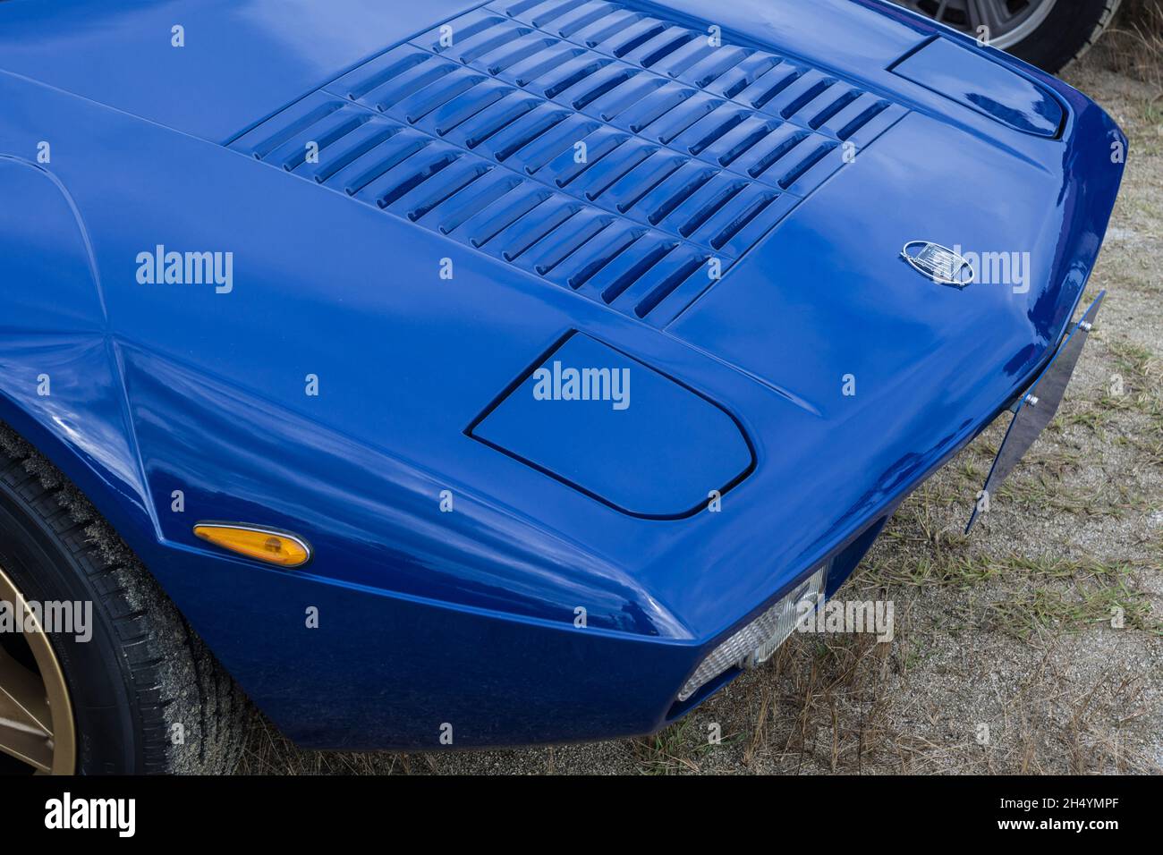 Nahaufnahme der Motorhaube eines blauen Lancia Stratos HF Stradale klassischen italienischen Sport-Rallye-Autos. Stockfoto