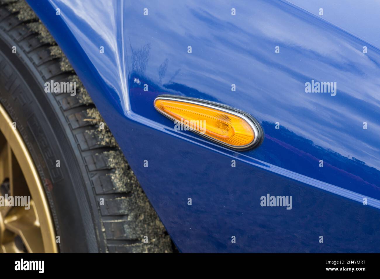 Nahaufnahme der Seitenanzeige eines blauen Lancia Stratos HF Stradale klassischen italienischen Sport-Rallye-Autos. Stockfoto