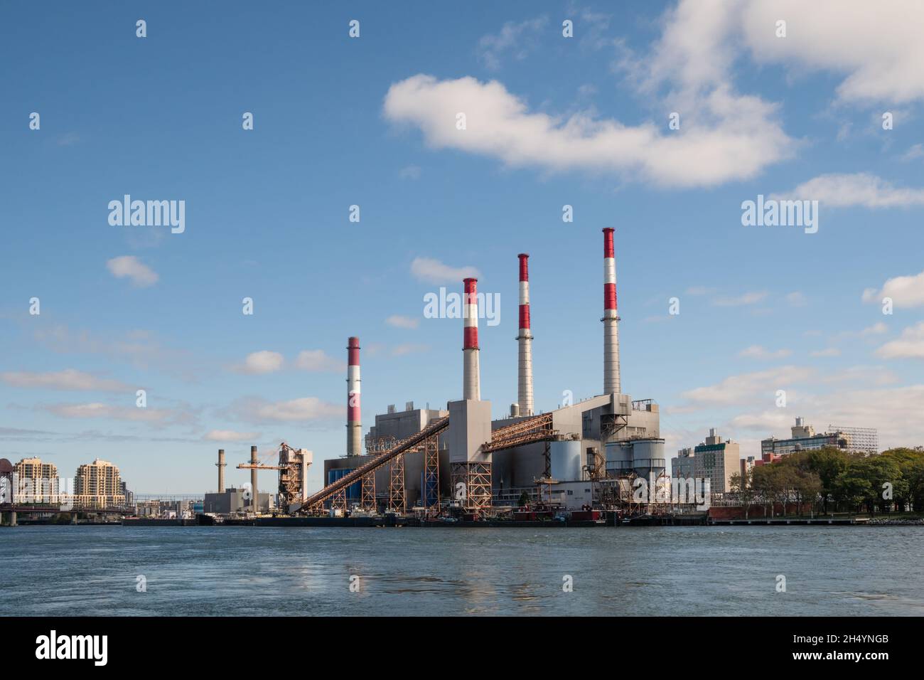 New York, NY, USA-28. Oktober 2021: Ravenswood Generating Station - ein großes Kraftwerk in New York, das mit Heizöl und Erdgas betrieben wird. Stockfoto