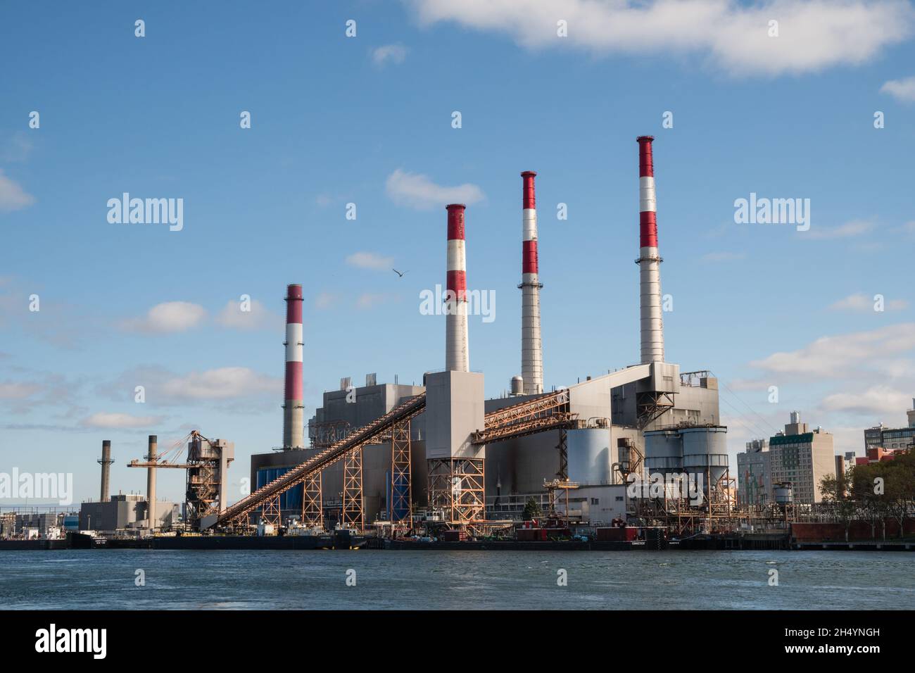 New York, NY, USA-28. Oktober 2021: Ravenswood Generating Station - ein großes Kraftwerk in New York, das mit Heizöl und Erdgas betrieben wird. Stockfoto