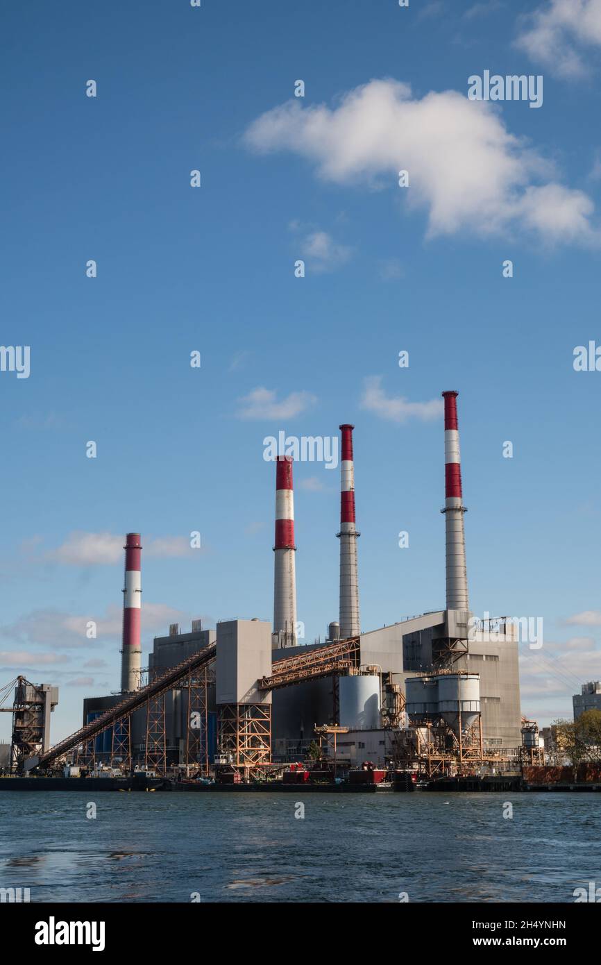 New York, NY, USA-28. Oktober 2021: Ravenswood Generating Station - ein großes Kraftwerk in New York, das mit Heizöl und Erdgas betrieben wird. Stockfoto