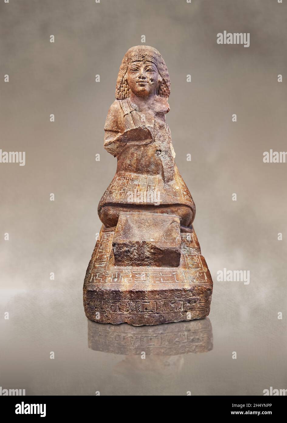 Ägyptische Statue Skulptur von Neferrenpet, 1391-1353, 18. Dynastie . Louvre Museum . Neferrenpet war ein Aufseher und Sänger des Königs und sitzt Stockfoto