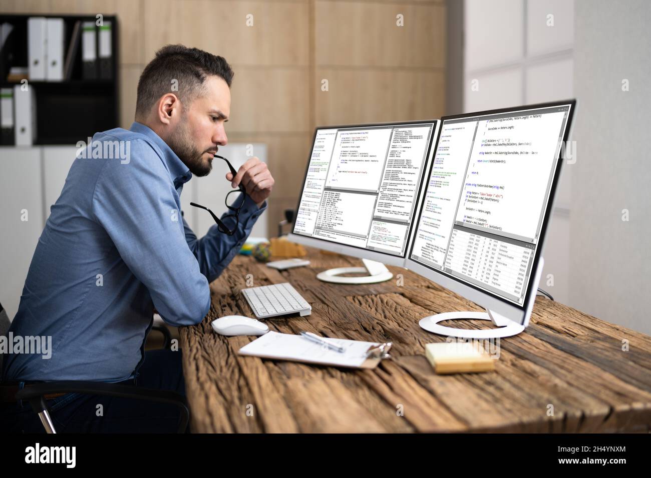 Codierer Mit Computer Am Schreibtisch. Web-Entwickler Stockfoto