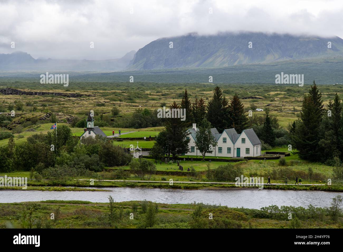 Hochwinkel-Panoramablick auf die Sommerresidenz des isländischen Premierministers mit Kirche in der Nähe des seismischen Grabens zwischen Eurasisch und Nord-Amer Stockfoto
