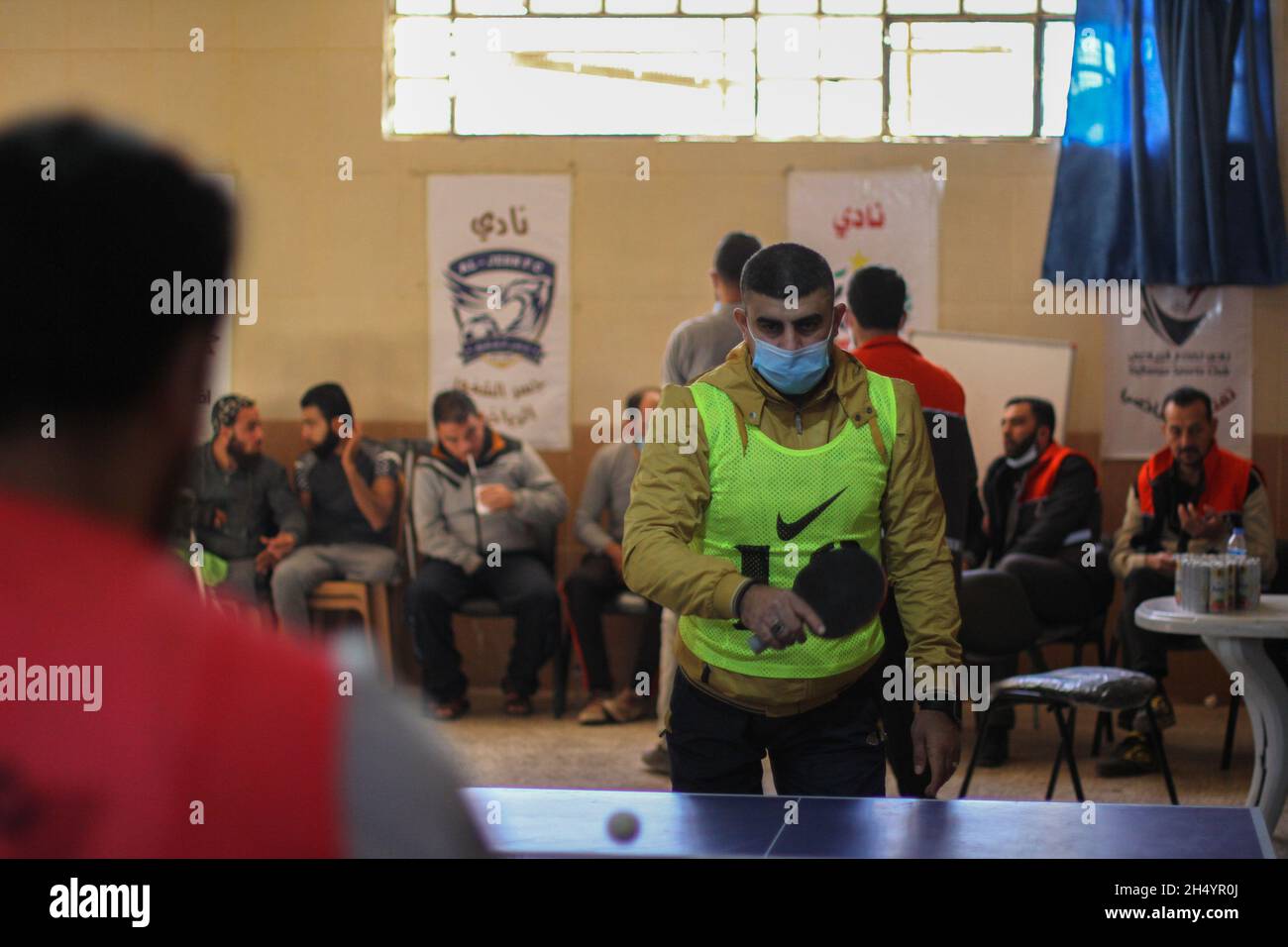 4. November 2021: Bilder von einem Volleyballspiel für ein Team mit Amputierten als Folge des Krieges. Die Veranstaltung wurde von einer der humanitären Organisationen organisiert, die in der Stadt Idlib im Norden Syriens arbeiten, um diese Gruppe von Gesellschaft zu unterstützen und ihre Entschlossenheit zu zeigen, trotz Verletzungen zu überleben. (Bild: © Moawia Abrash/ZUMA Press Wire) Stockfoto