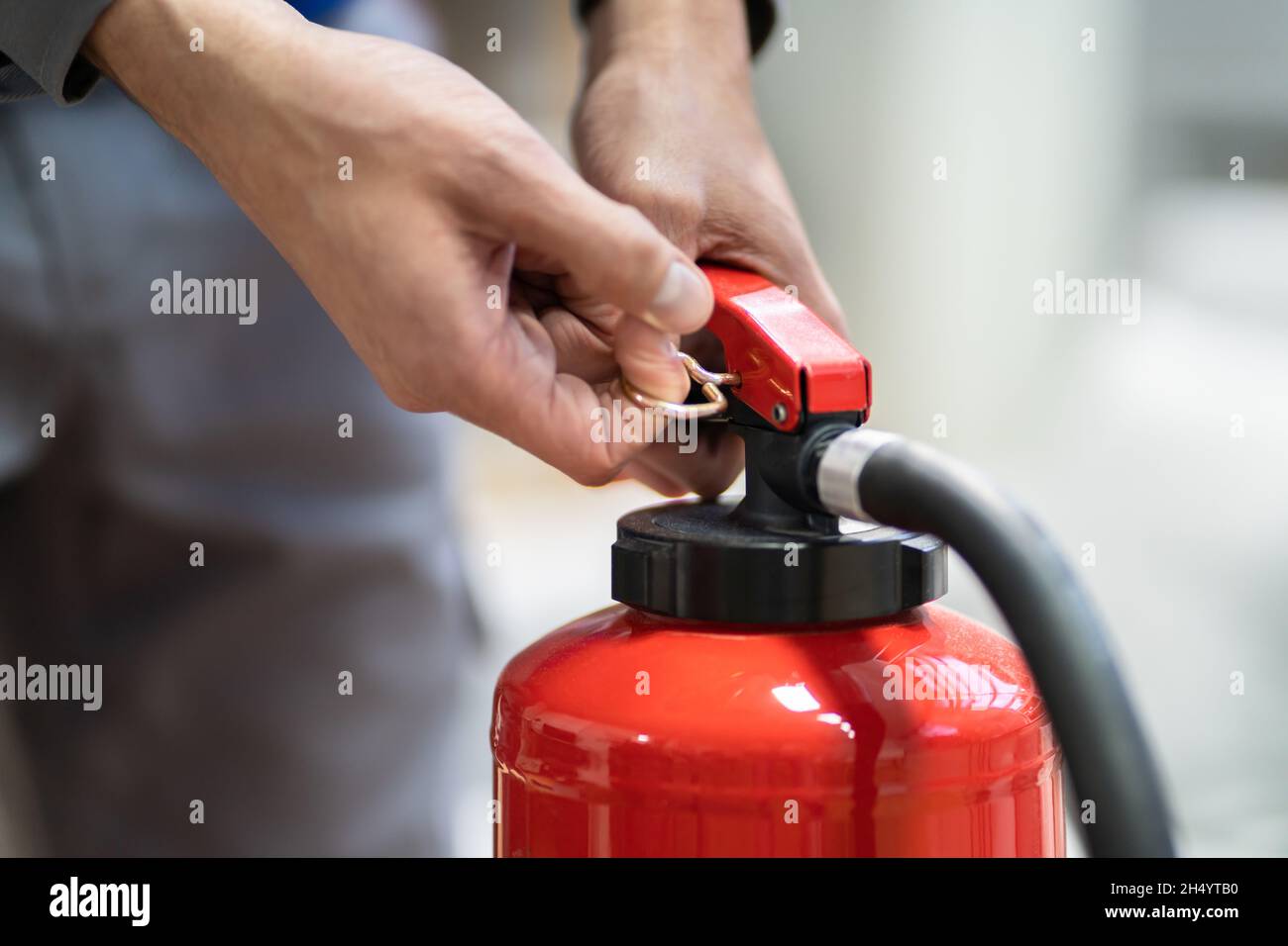 Prüfung Der Sicherheit Von Feuerlöschern. Inspektion Der Notfallausrüstung Stockfoto