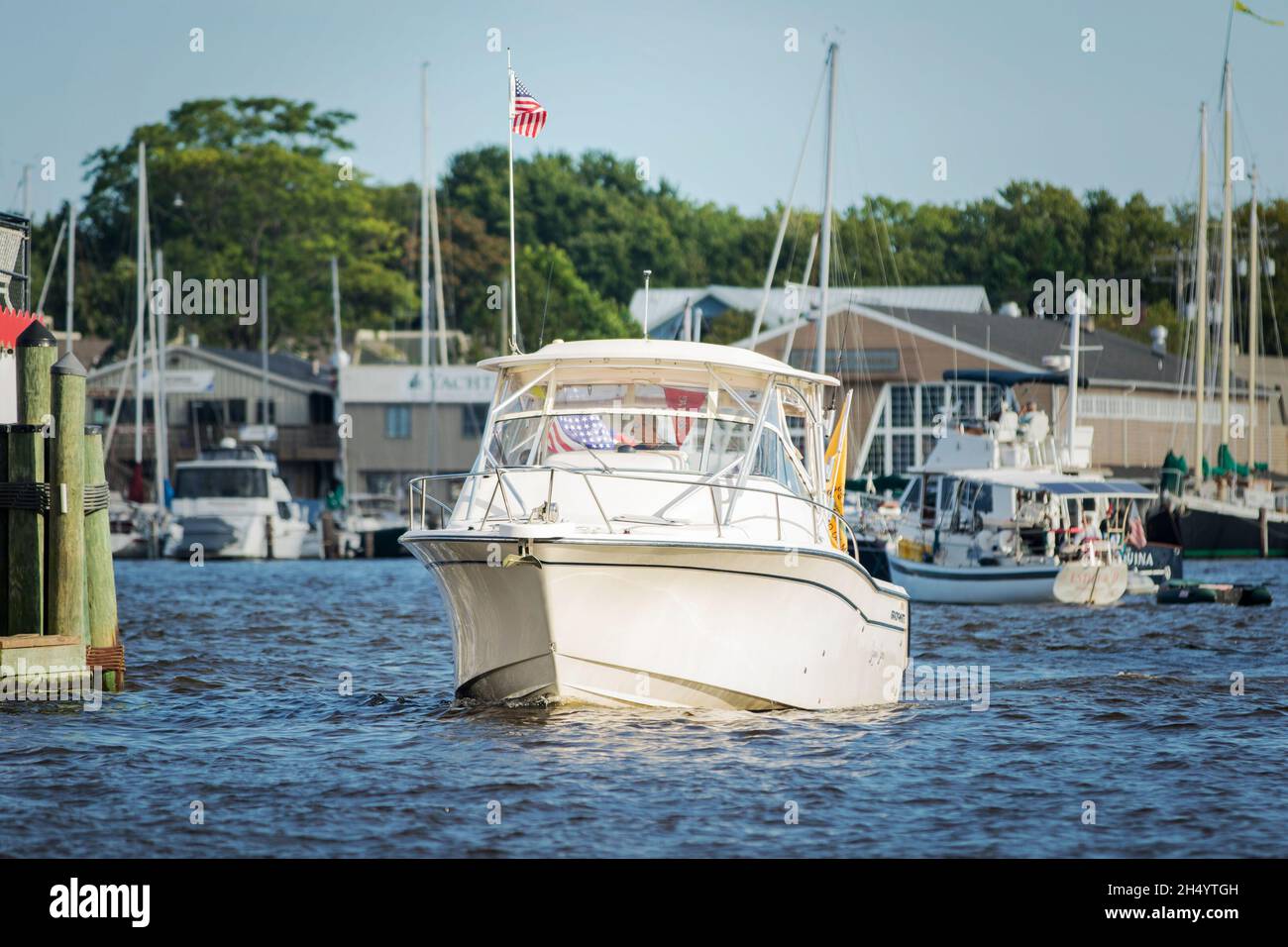 Segelboot bereit, um am Annapolis City Dock (Ego Alley) in Annapolis Maryland an einem schönen sonnigen Tag zu segeln. Stockfoto