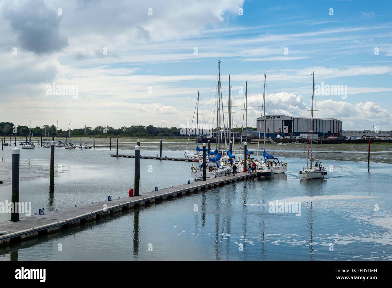Luxuriöse Segelyachten liegen auf einem Ponton in Port Solent, Hampshire, Großbritannien. Stockfoto