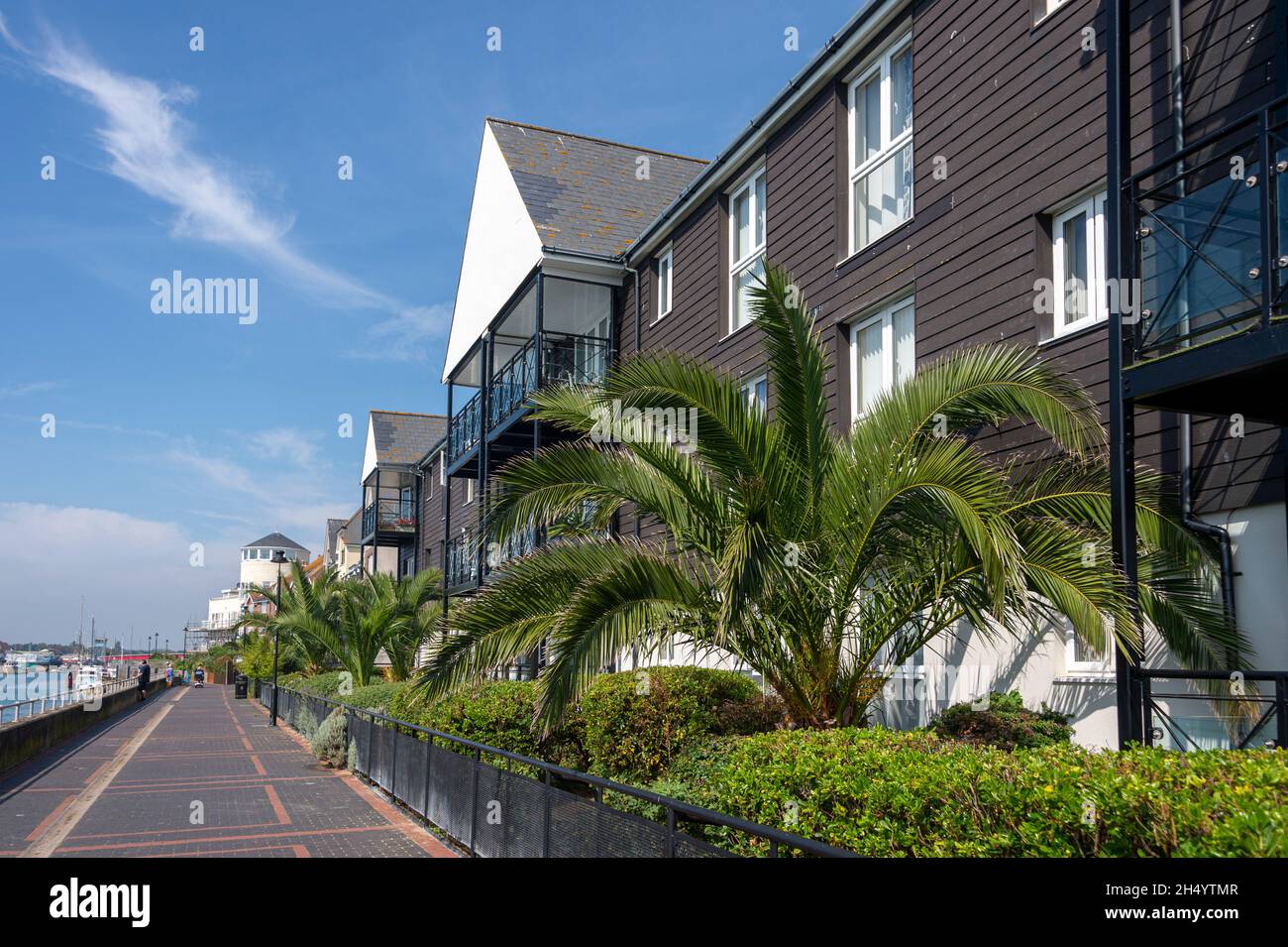 Moderne Apartments am Fluss in Littlehampton, West Sussex, Großbritannien Stockfoto