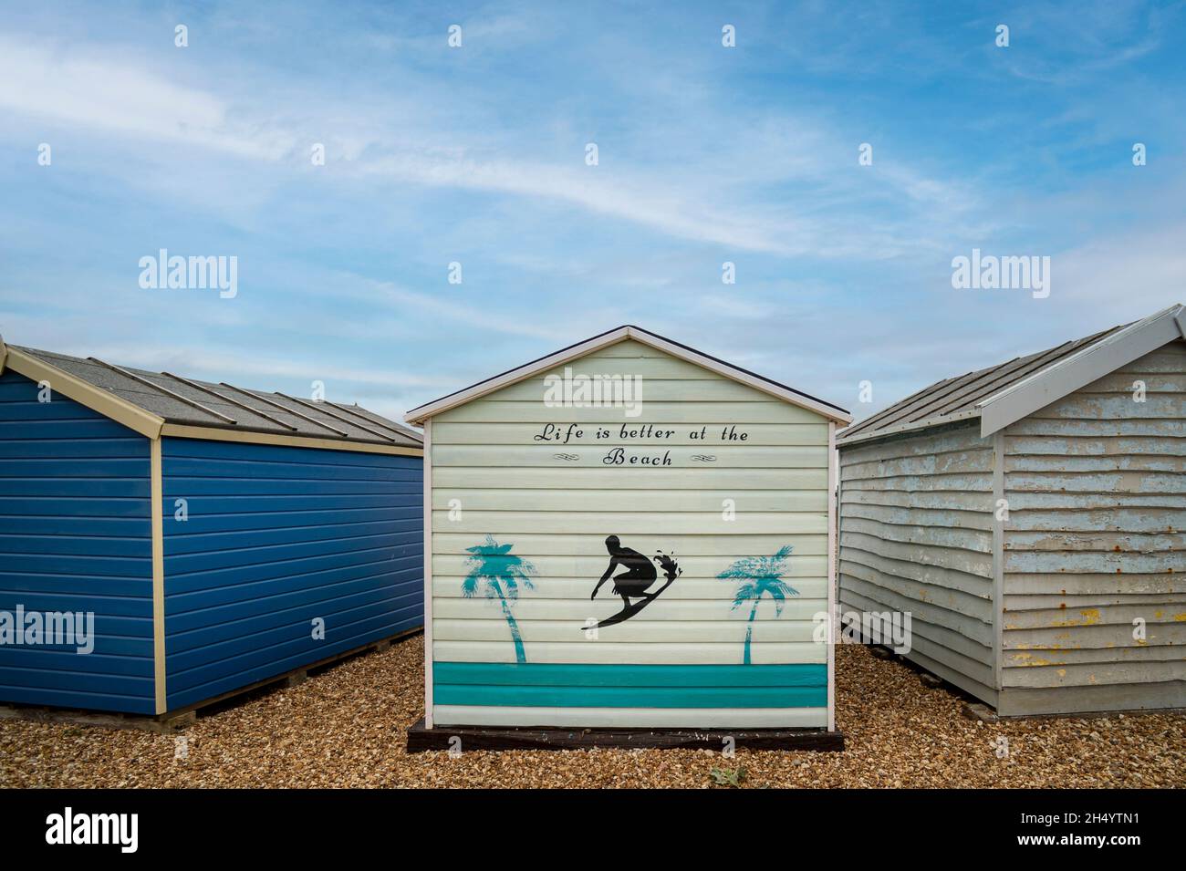Bemalte Strandhütte am Kiesstrand von Hayling Island mit dem Schriftzug „Life is better at the Beach“. Stockfoto