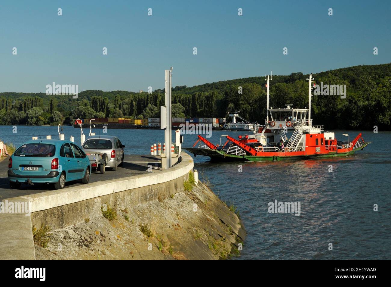 FRANKREICH, SEINE-MARITIME (76), REGIONALER NATURPARK BOUCLES DE LA SEINE NORMANDE, SAHURS, AUTOS WARTEN AUF DIE FÄHRE, UM DIE SEINE ZU ÜBERQUEREN Stockfoto