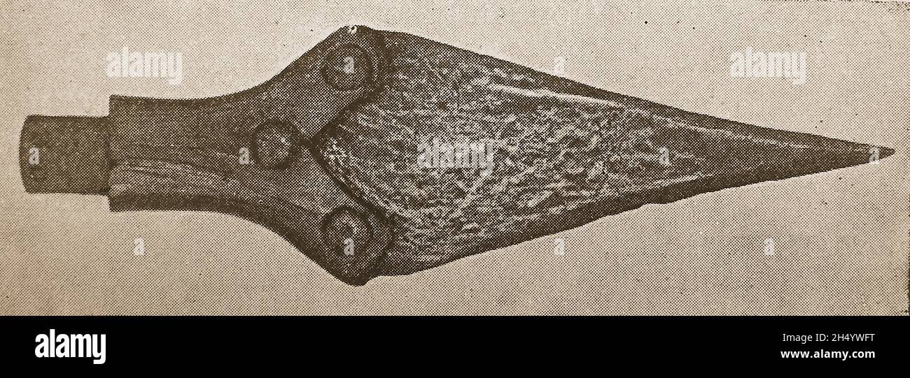 1908 Pressebild - Orkney Scotland - Ein gedrucktes Foto eines bronzezeitlichen Speerkopfes aus dem Jahr 1908, das kürzlich auf Orkney gefunden wurde Stockfoto