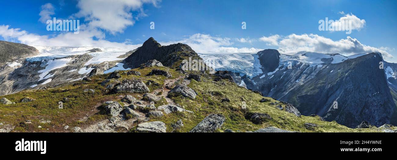 Fantastische Aussicht auf Kattanakkjen und Briksdalsbreen Glacer im Jostedalsbreen National Park. Bergsteigen in norwegen. Stockfoto