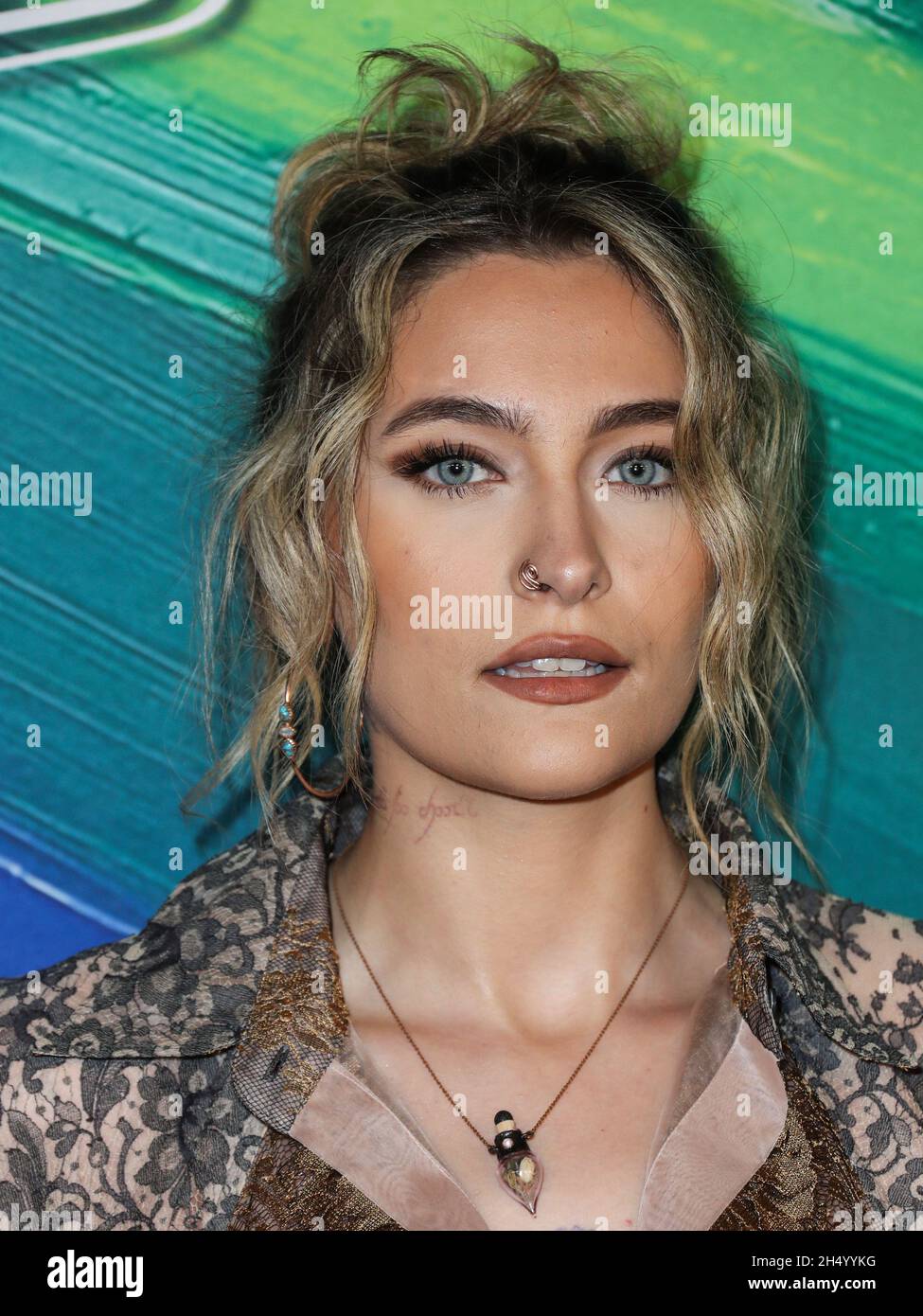 WEST HOLLYWOOD, LOS ANGELES, KALIFORNIEN, USA – 04. NOVEMBER: Model/Schauspielerin Paris Jackson mit Andreas Kronthaler für Vivienne Westwood kommt bei der amfAR Gala Los Angeles 2021 zu Ehren von TikTok und Jeremy Scott am 4. November 2021 im Pacific Design Center in West Hollywood, Los Angeles, Kalifornien, USA, an. (Foto von Xavier Collin/Image Press Agency/Sipa USA) Stockfoto