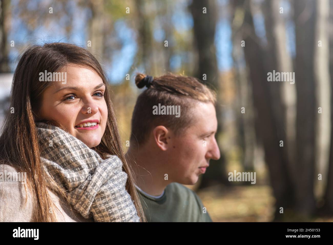 Beziehungskonzept. Ernsthaft suchen und denken über etwas Frau Profil Porträt mit verschwommenem Mann im Hintergrund. Das Auge ist im Fokus der Kamera. Sele Stockfoto