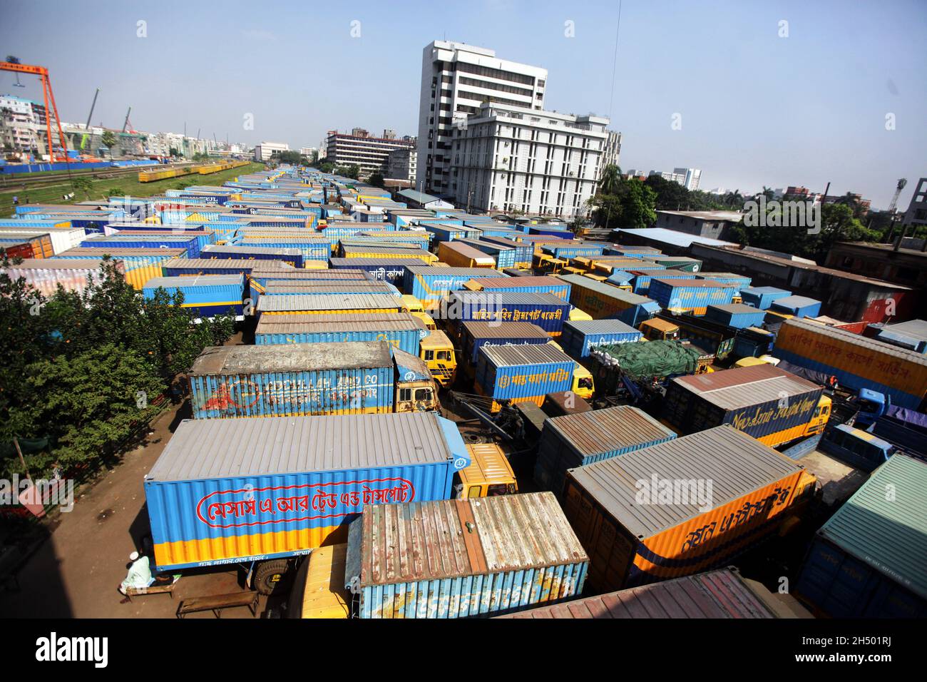 NOVEMBER05,2021,DHAKA-BANGLADESH- die Transporteigentümer halten fest, einen unbefristeten Streik gegen eine Erhöhung der Kraftstoffpreise durchzusetzen. Pendler und Busine Stockfoto