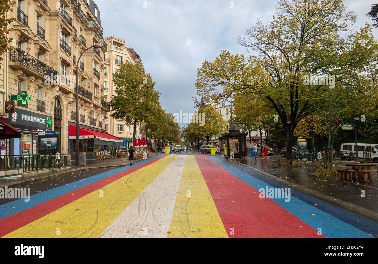 Paris, Frankreich - 3. November 2019: Lebendige Farben auf dem Boden des Place Martin-Nadaud Stockfoto