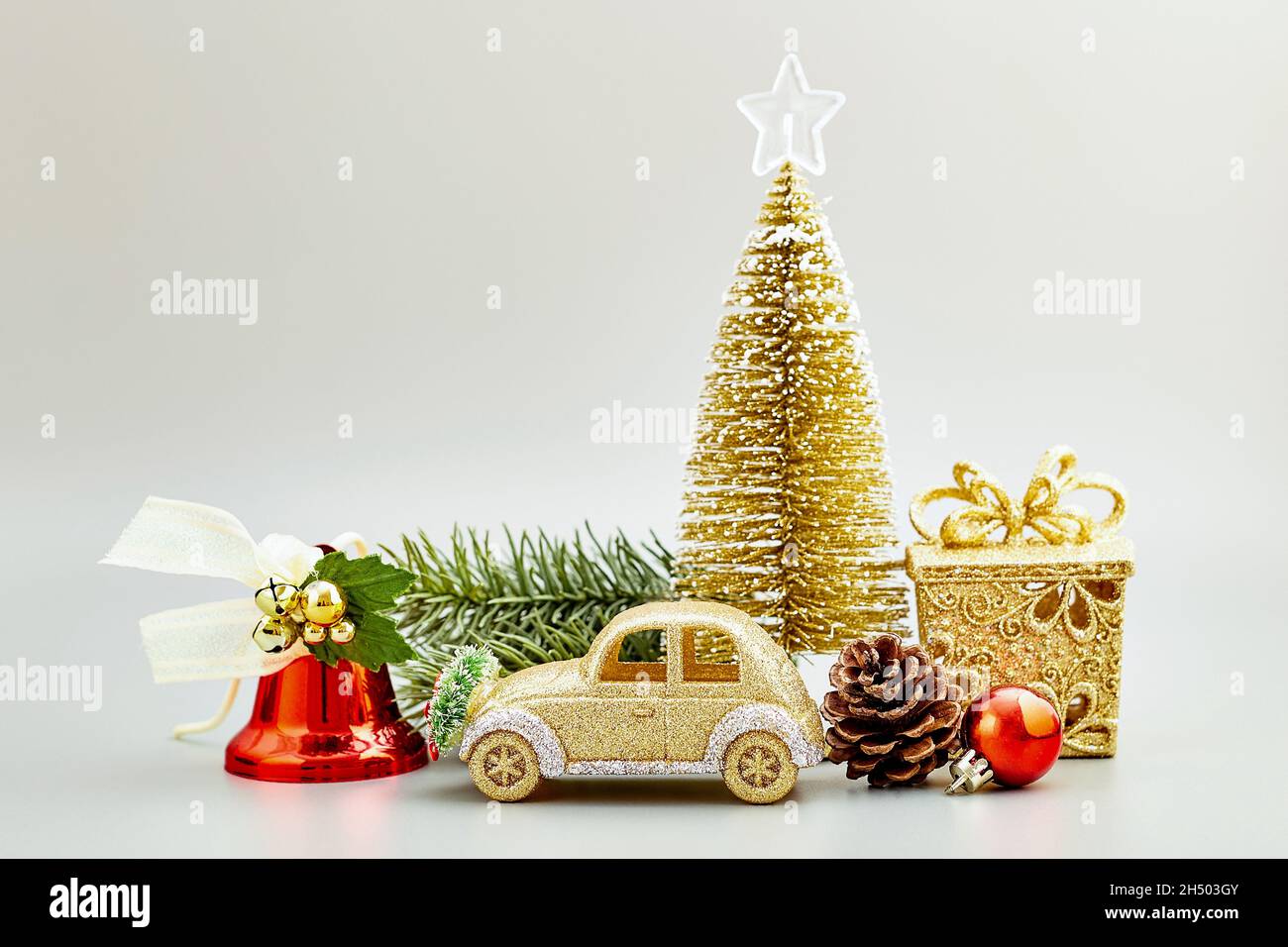 Weihnachtsdekoration Mit Ornament Und Defokussieren Lichtern. Abstrakte weihnachtslichter auf dem Hintergrund. Stockfoto