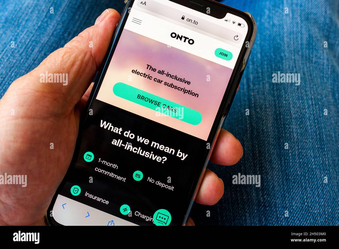 AUF die Webseite für das Abonnement von Elektroautos, die auf einem Mobiltelefon angezeigt wird Stockfoto
