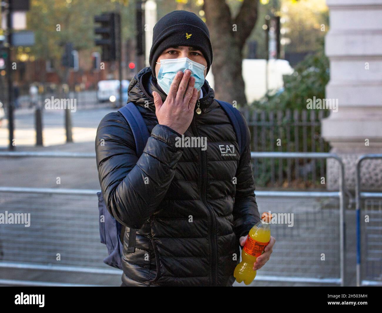 Der Chelsea-Fan Nathan Blagg, 21, kommt vor das Amtsgericht von Westminster, weil er wegen rassistischer und antisemitischer Tweets im Internet für schuldig befunden wurde. Stockfoto